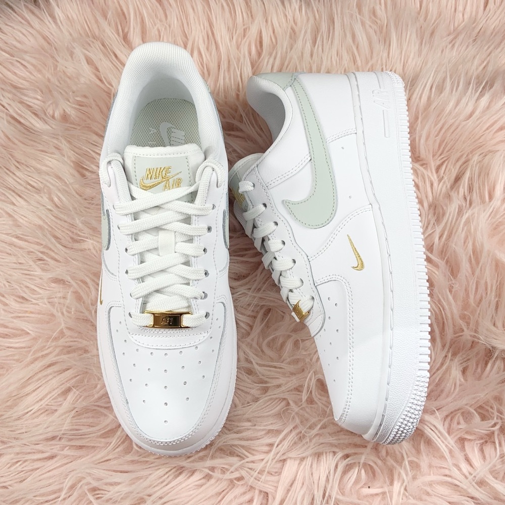 New Nike Women’s Air Force 1 Gold Accents Rare - Picture 2 of 7